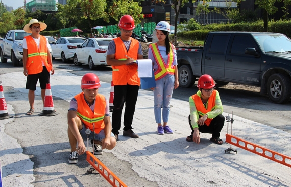 2018年8月，G220試驗路段交工驗收，測量彎沉評估路面的整體強(qiáng)度
