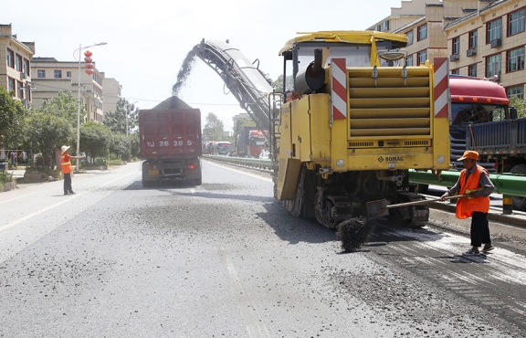 瀝青路面銑刨，廢舊料將回收再利用