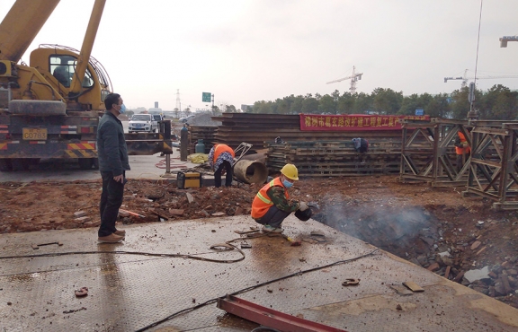 嚴(yán)抓復(fù)工后的疫情防控工作。圖為2020年2月24日樟樹(shù)葛玄路臺(tái)埠中橋便道鋼便橋施工現(xiàn)場(chǎng)